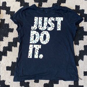 Nike t-shirt girls large 12-14